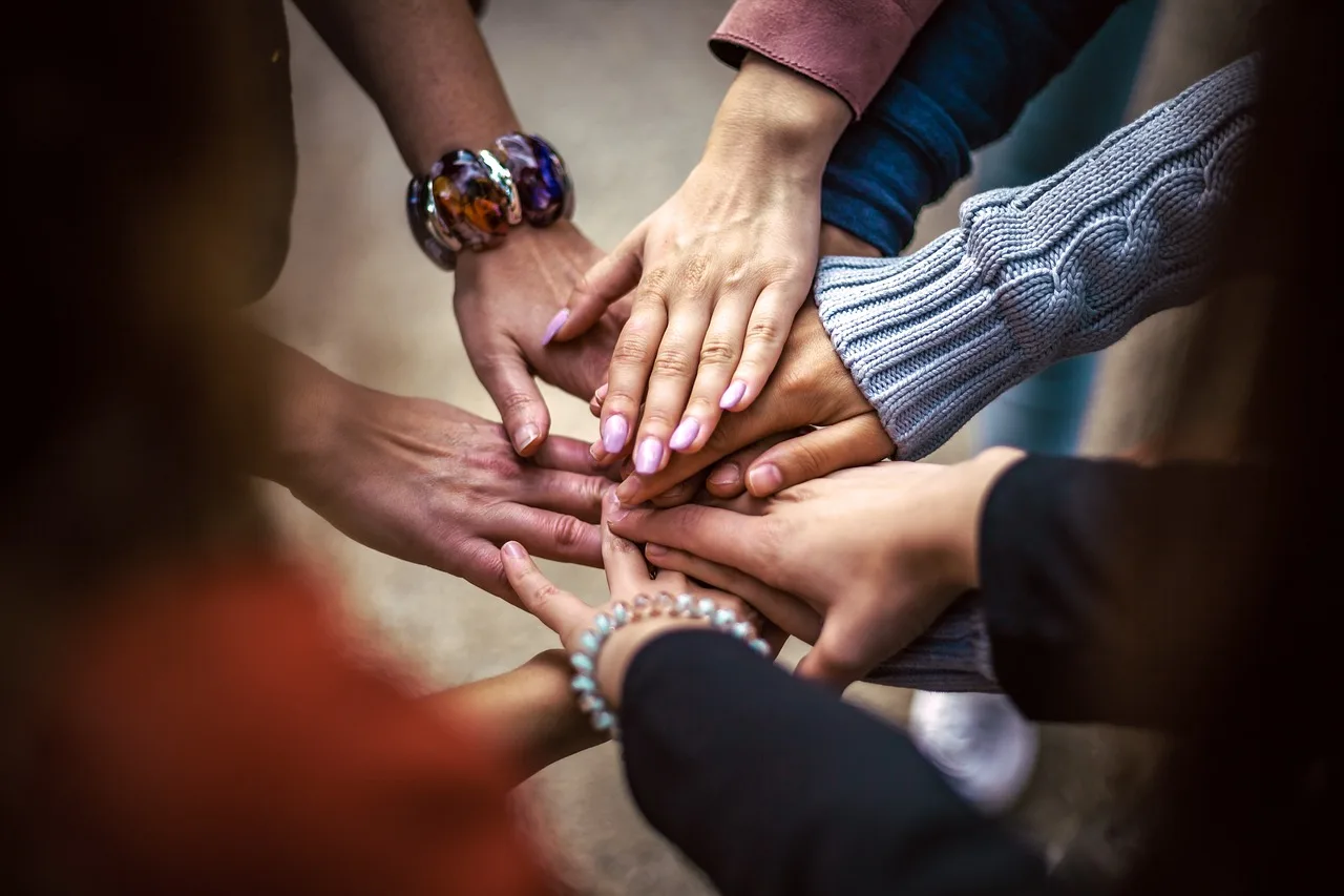 team, friendship, group, hands, cooperation, people, community, connection, relationship, friendship day, team, team, team, team, team, friendship, friendship, community, community, community, relationship. Membership community platforms: what a useful review actually checks